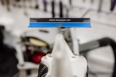 Устройство ProSharp BAT – устройство для контроля высоты ребер лезвия конька. BAT отличный помощник для проверки качества заточки коньков 